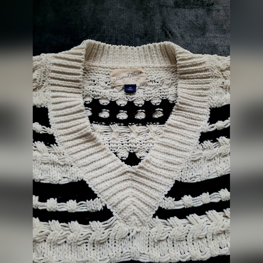 Universal Thread Women's Ribbed Cable Chenille Pu… - image 3